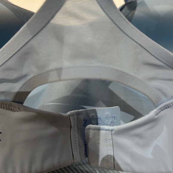 Athleta High Advance Bra B-G Sports Bra 38D Activewear. Baby Blue - Picture 6 of 6